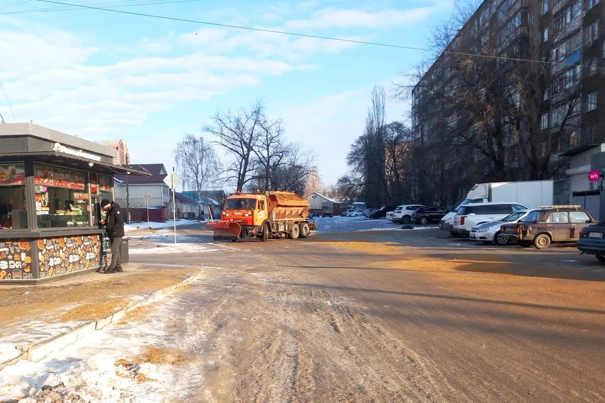 Почти 200 тонн песко-соляной смеси высыпано на улицы района за сутки