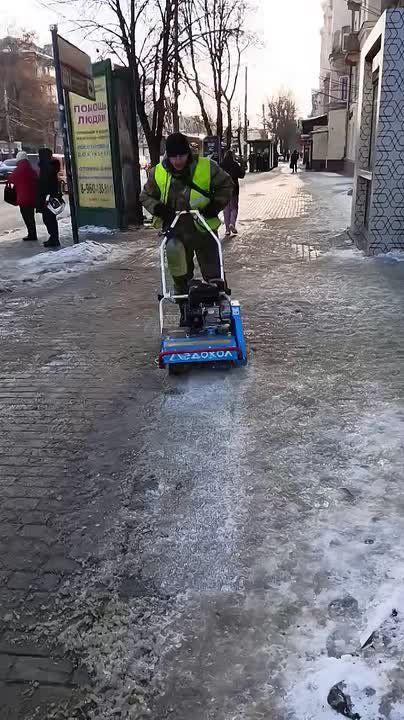 В Ленинском районе ледокол прокладывает путь