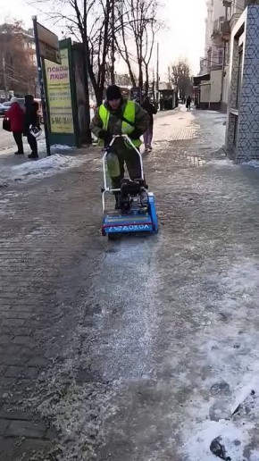 В Ленинском районе ледокол прокладывает путь