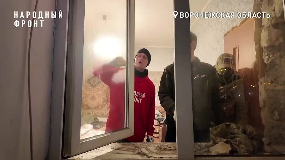 Волонтеры помогают восстанавливать дома после масштабной атаки БПЛА на Воронеж