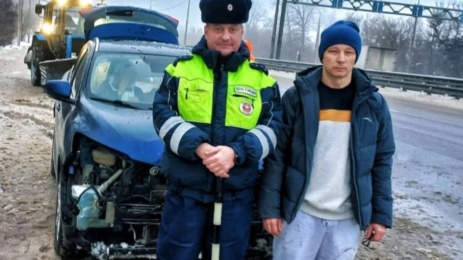 Воронежские полицейские помогли водителю выбраться из обледенелого кювета