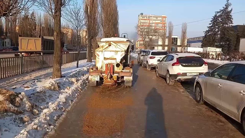 Не прекращаются обработка тротуаров песко-соляной смесью и уборка снега