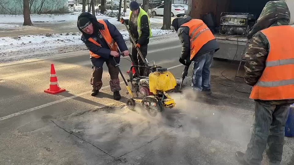 В Железнодорожном районе выполняется зимний ямочный ремонт дорог
