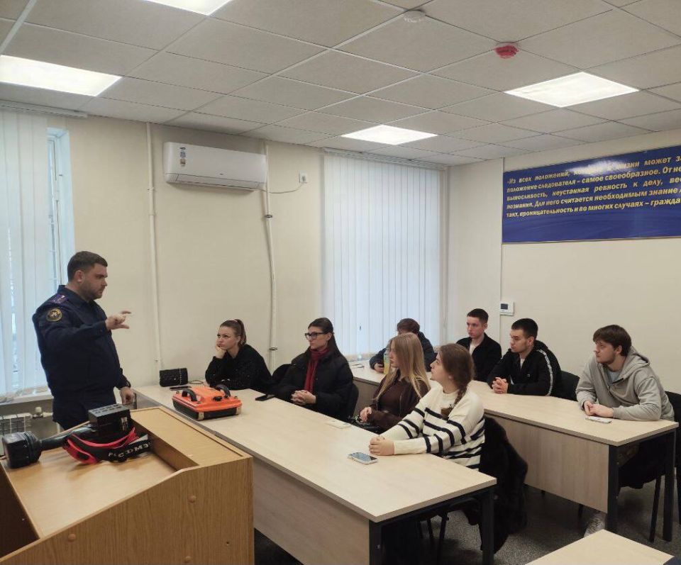 15В преддверии 15-летия со Дня образования Следственного комитета России следователи-криминалисты регионального СК организовали занятие со студентами