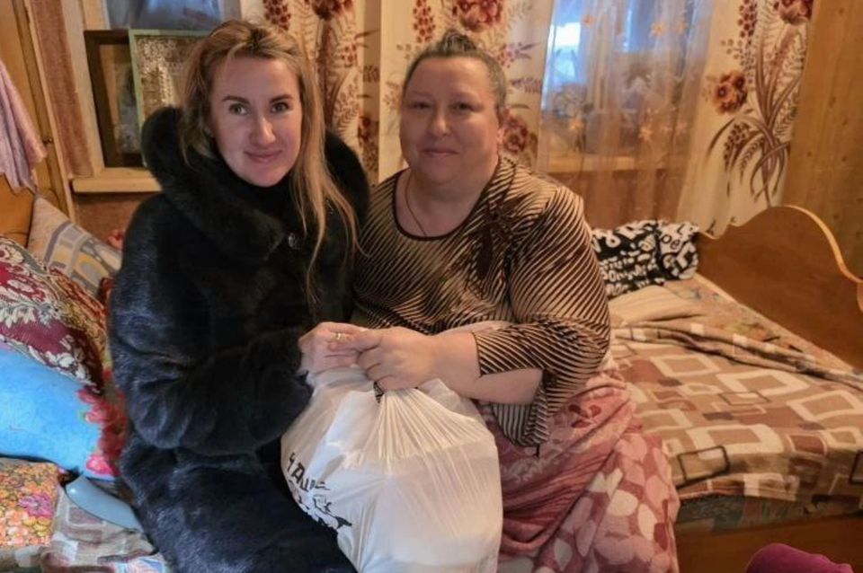 Александр Солодов передал новогодние подарки жителям своего округа с ограниченными возможностями здоровья