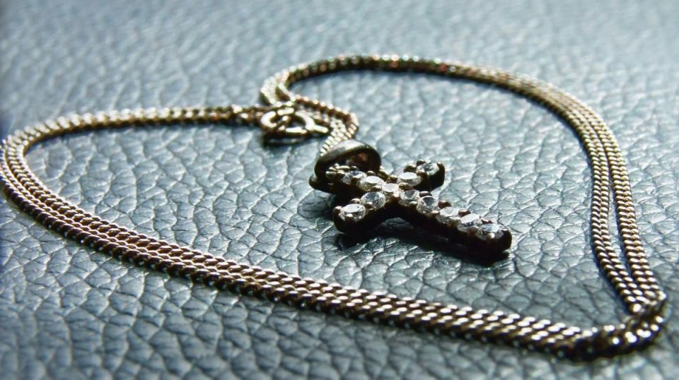 Грабители напали на воронежца и украли у него цепочку и крестик за 2 млн рублей