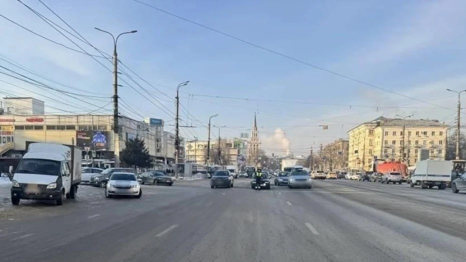 В Воронеже на улице 20-летия Октября Volkswagen врезался в Daewoo и откинул его на автобус