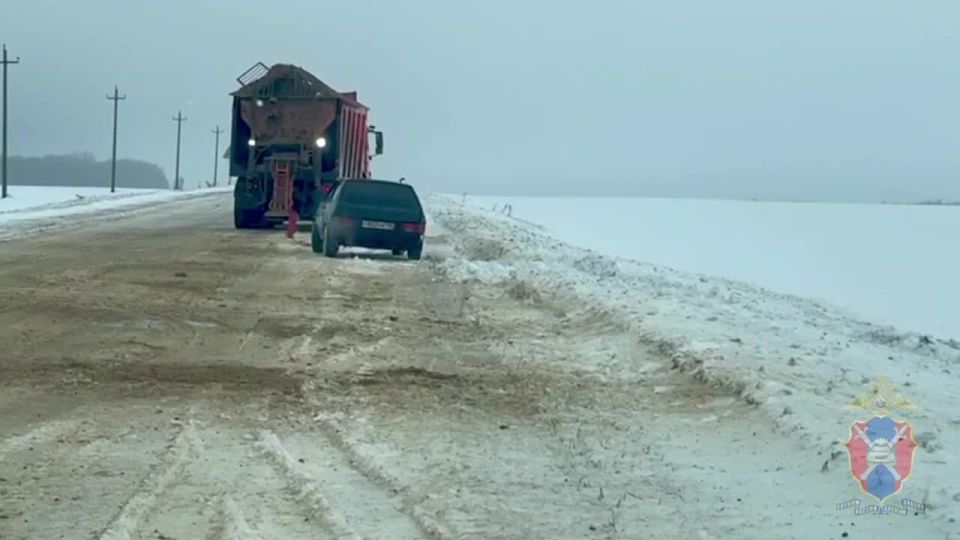 Движение по заснеженной дороге требует повышенного внимания от водителей