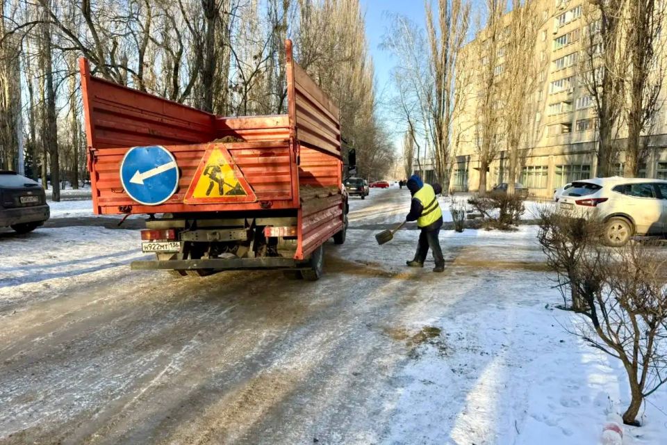 За очередные сутки работы комбината благоустройства на улицах района стало меньше снега и надели и больше песко-соляной смеси