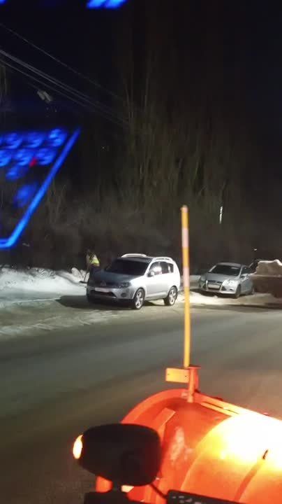 Друзья, мы очень стараемся очистить Советский район от снега и наледи! Все работы идут по поручению мэра Воронежа Сергея Петрина