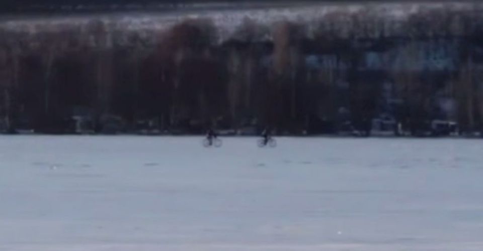 Морозный вояж: воронежцы покатались на велосипедах по льду водохранилища