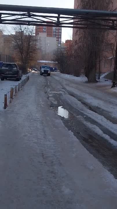 По мере ликвидации коммунальной аварии вблизи домов 92 и 94 по Московскому проспекту, районный комбинат благоустройства провел обработку песко-соляной смесью территорию межквартального проезда Дубрава для устранения...