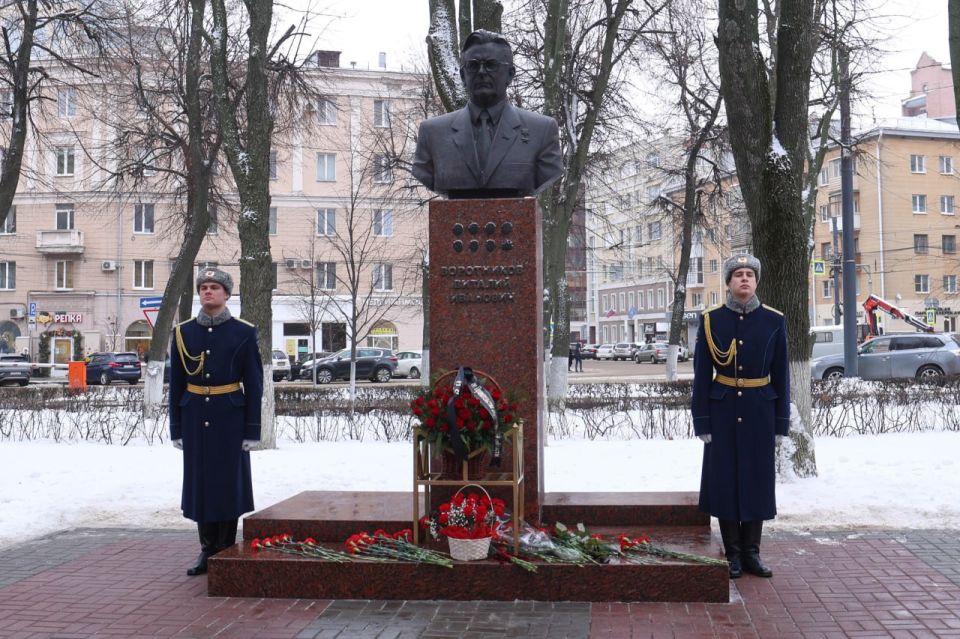 Сергей Петрин принял участие в церемонии возложения цветов к памятнику Виталия Воротникова