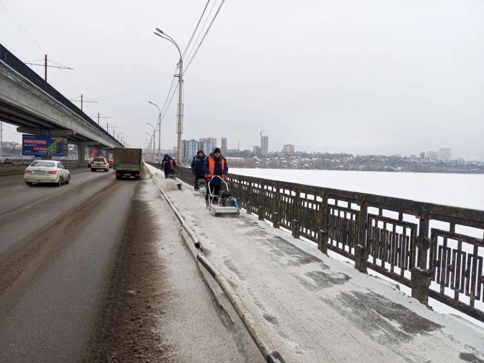 #уборка_Воронежа. Днем комбинаты благоустройства по-прежнему уделяли особое внимание уборке пешеходных участков – тротуаров, остановочных площадок, лестничных спусков