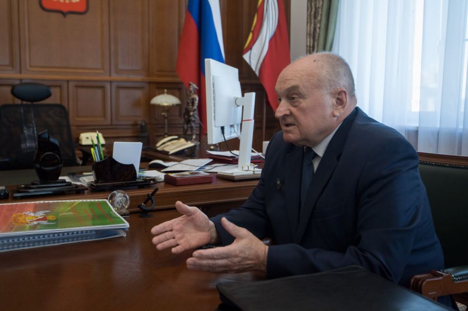 Губернатор Александр Гусев поздравляет с 75-летием Александра Сушкова, начальника Воронежского областного центра по гидрометеорологии и мониторингу окружающей среды: