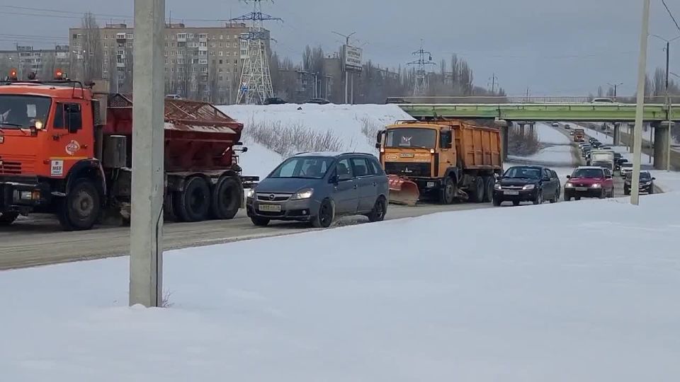 Сегодня днём комбинат благоустройства Советского района активно трудился над уборкой свежевыпавшего снега: дороги и тротуары оперативно расчищались и обрабатывались песко-соляной смесью