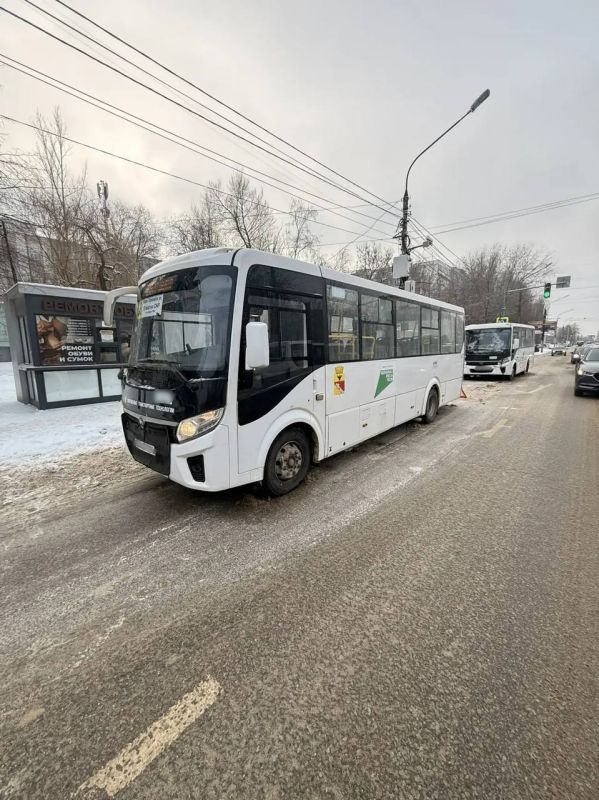 В Воронеже сотрудники Госавтоинспекции устанавливают обстоятельства столкновения двух маршрутных автобусов