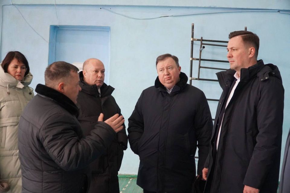 Константин Кузнецов оценил ход строительства школы бокса в Россошанском районе