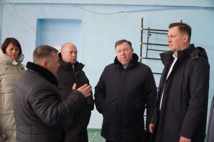 Константин Кузнецов оценил ход строительства школы бокса в Россошанском районе
