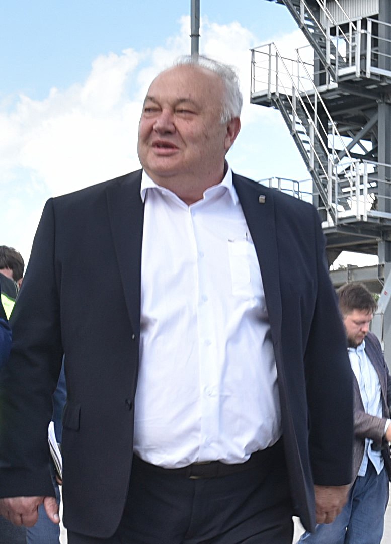 Губернатор Александр Гусев поздравляет с 65-летием Валерия Ярошева, заместителя председателя Комитета Воронежской областной Думы, директора ООО «Россошанское дорожное ремонтно-строительное управление № 1»: