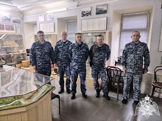 Сотрудники вневедомственной охраны Росгвардии посетили краеведческий музей в преддверии Дня освобождения Воронежа от немецко-фашистских захватчиков