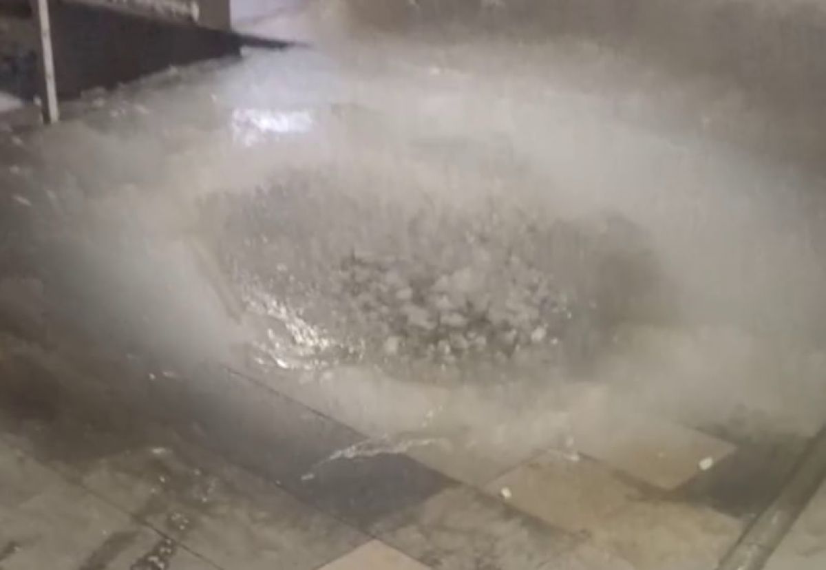 «Ледяной дождь» у подъезда: в Воронеже протечка с этажа создала угрозу для пешеходов