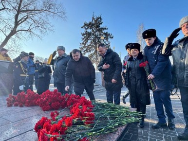 В преддверии 83-й годовщины со Дня освобождения Воронежа от немецко-фашистских захватчиков вместе с коллегами по областной и городской Думе приняли участие в церемонии возложения венков и цветов на Аллее Героев у Центра...