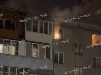 После пожара в пятиэтажке на Щорса в Воронеже госпитализировали 38-летнего мужчину