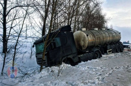 Воронежские полицейские помогли водителю фуры выбраться из заснеженного кювета