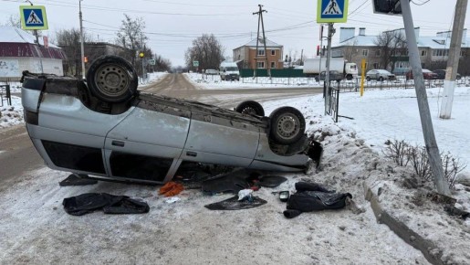 В Павловске ВАЗ врезался в опору светофора и перевернулся