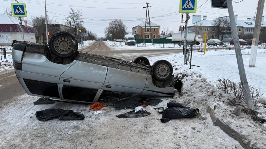 В Павловске ВАЗ врезался в опору светофора и перевернулся