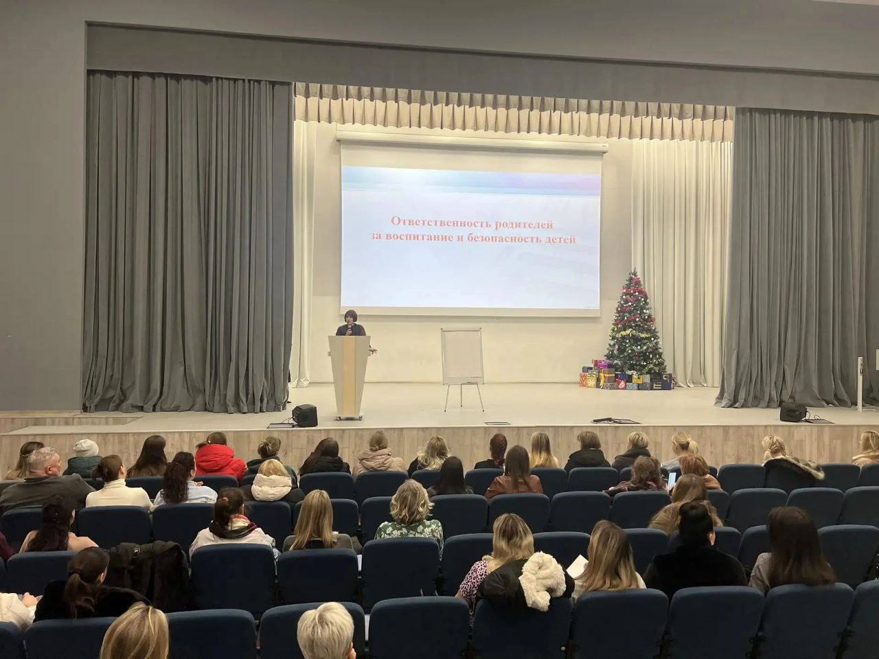 Старший следователь Новоусманского межрайонного следственного отдела встретилась с родителями учащихся образовательного центра