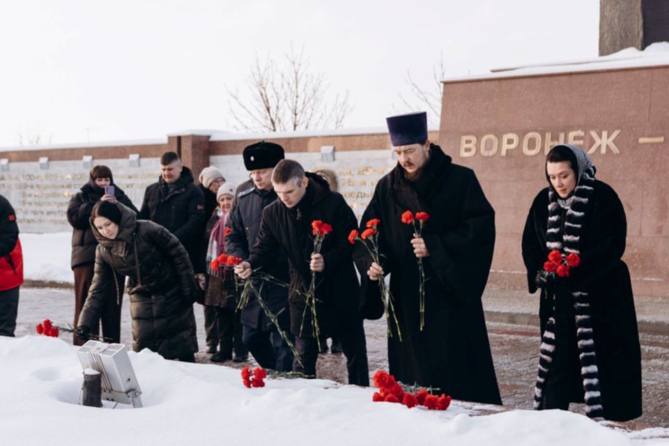 Наталия Вожова приняла участие в церемонии возложения цветов к мемориалу на Чижовском плацдарме