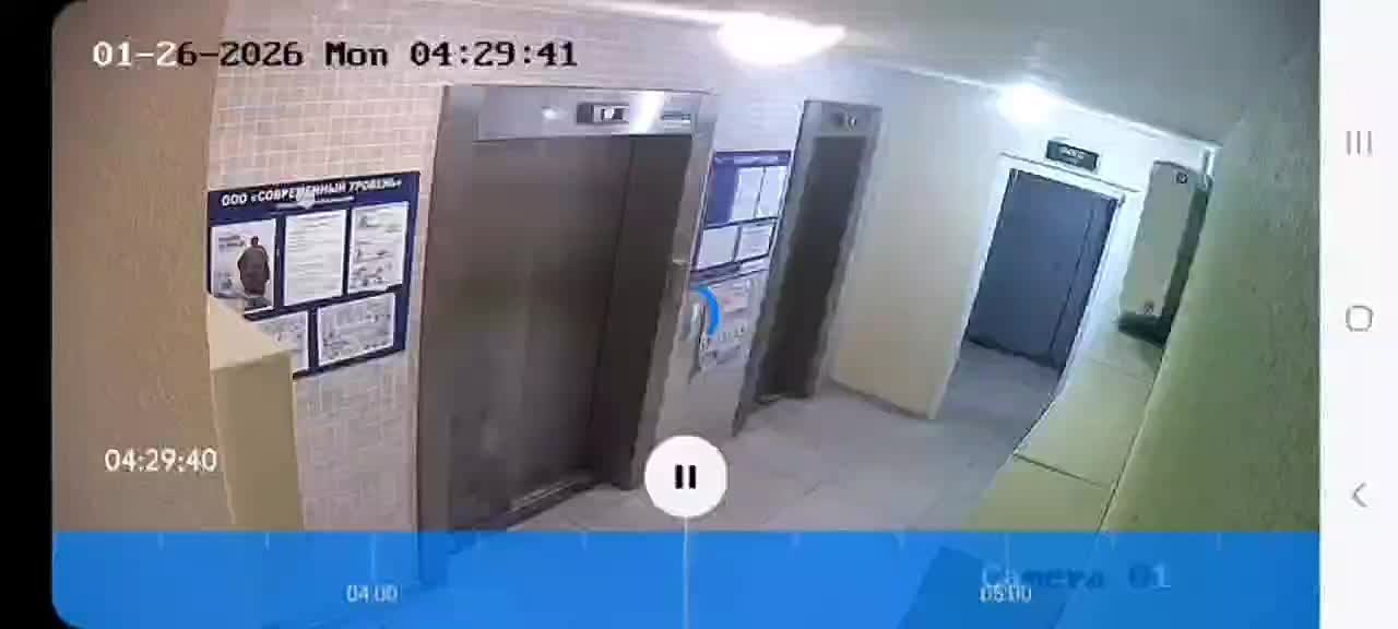 В ЖК «Ботанический сад» прорвавшийся радиатор отопления ночью затопил подъезд кипятком