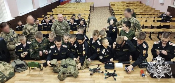 Сотрудники Воронежского ОМОН «Стилет» (на транспорте) провели для воспитанников Михайловского кадетского корпуса патриотическое мероприятие