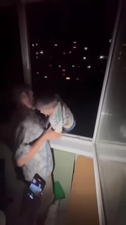 В сети завирусилось видео с «отцом года», который вывесил ребёнка на тросе из окна многоэтажки