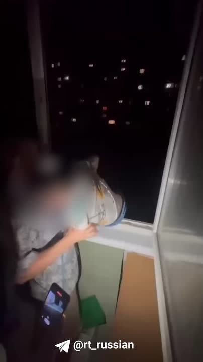 Мужчина спустил маленького мальчика на веревке с балкона 7 этажа, пишут в сети