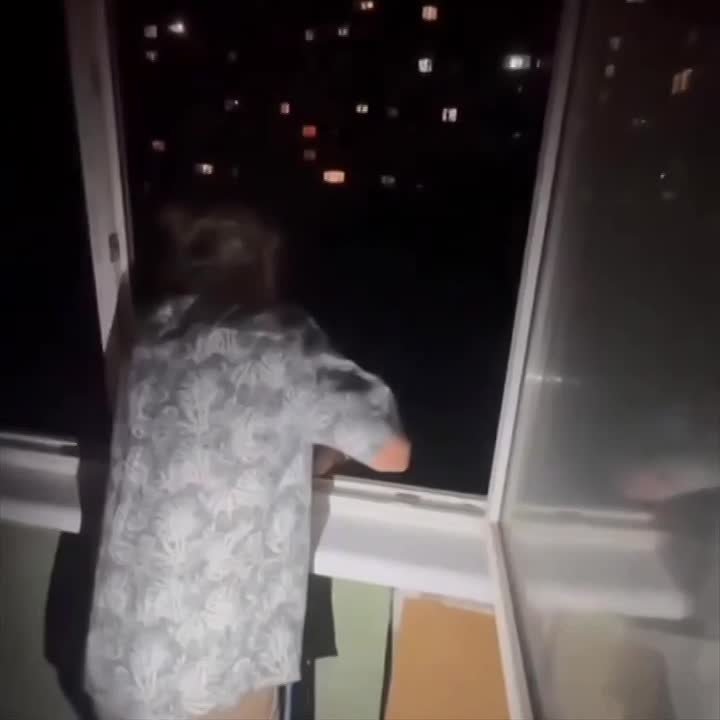 Отец спустил своего ребенка на веревке с балкона в Воронеже