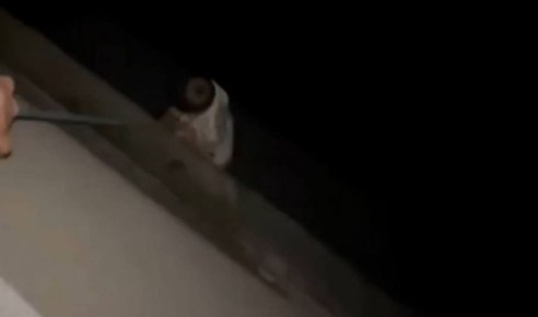 Областной СК начал проверку в связи с распространением кадров на которых мужчина спускает ребёнка с балкона на тросе