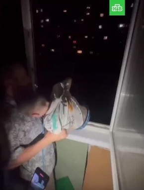 Папаша во время пьянки решил, что у него есть запасной сын, и устроил мальчику экстремальный аттракцион, спустив его на тросе из окна многоэтажки в Воронеже, а затем подняв обратно