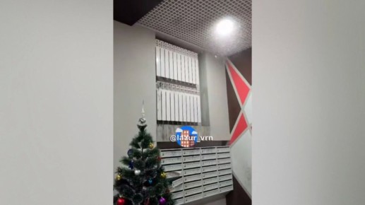 В Воронеже на улице Артамонова в подъезде прорвало батарею: видео