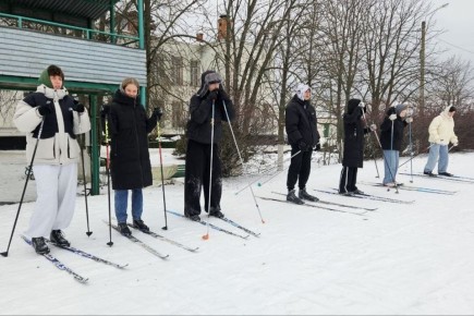 Артем Зубков передал студентам Павловского филиала Губернского педагогического колледжа лыжное снаряжение