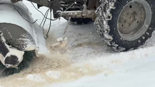 В условиях усилившегося снегопада комбинат благоустройства продолжает расчищать проезжие части, тротуары и площадки ожидания общественного транспорта, а также собирать и вывозить снег