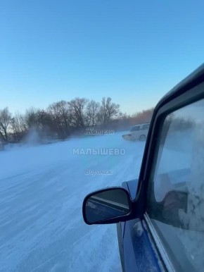 В микрорайоне Малышево воронежцы устроили дрифт на замерзшем озере