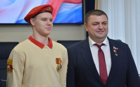 Председатель Воронежской городской Думы, Герой России Андрей Дьяченко совместно с депутатом регионального парламента, кавалером ордена Мужества, участником программы «Герои земли Воронежской» Денисом Рубащенко провел Урок...