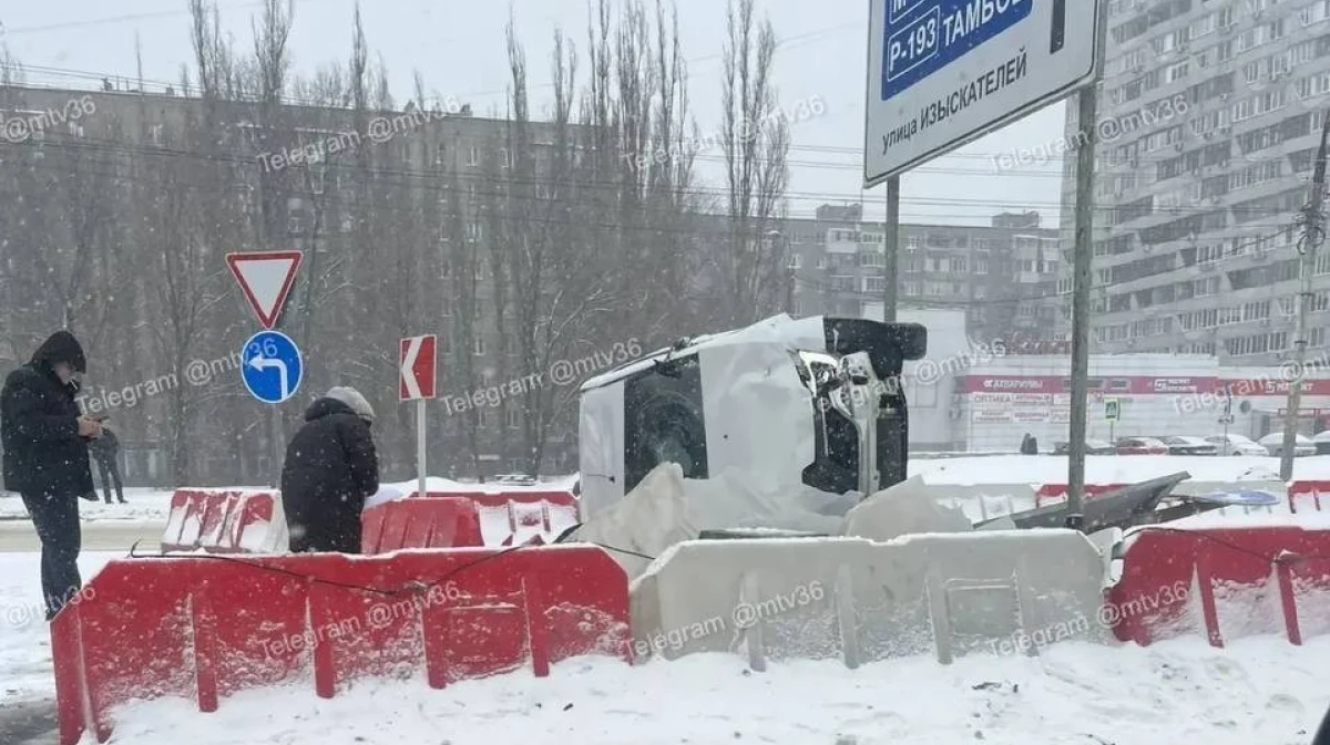 На левом берегу Воронежа перевернулся автомобиль