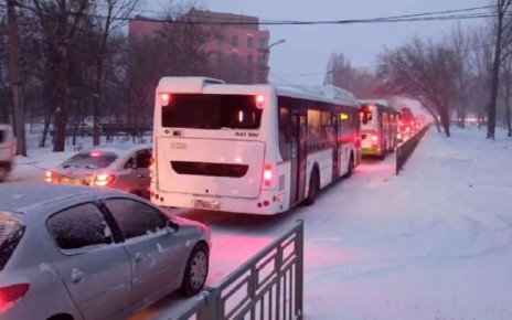 Воронежцы застряли в пробках из-за сильного снегопада в конце последнего рабочего дня января