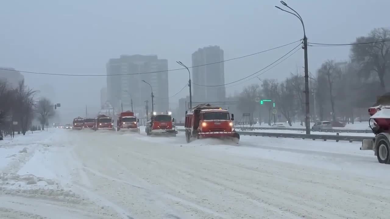 Комбинаты благоустройств продолжают убирать город от снега
