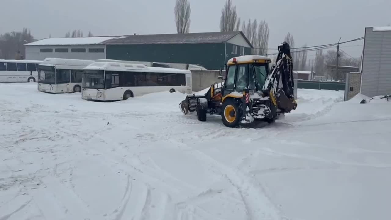 #уборка_Воронежа. Работы по уборке от снега идут и на территории Воронежского пассажирского автотранспортного предприятия № 3. На площадке для этого задействованы 4 единицы техники