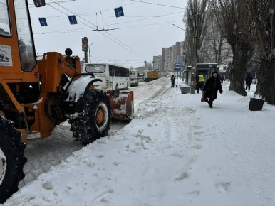 Комбинат благоустройства расчищает остановки общественного транспорта и подходы к пешеходным переходам